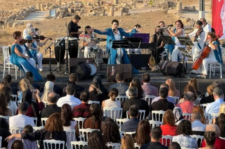 Diyarbakır’da Allegra Ensemble kadın müzik topluluğu tarihi sokakları gezdi