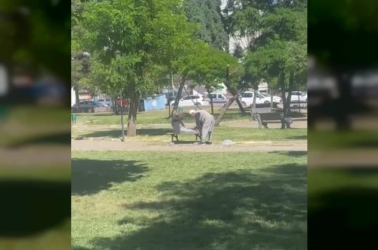 Diyarbakır’da amcalar yaşlarına aldırış etmeden parkta mekik çekti