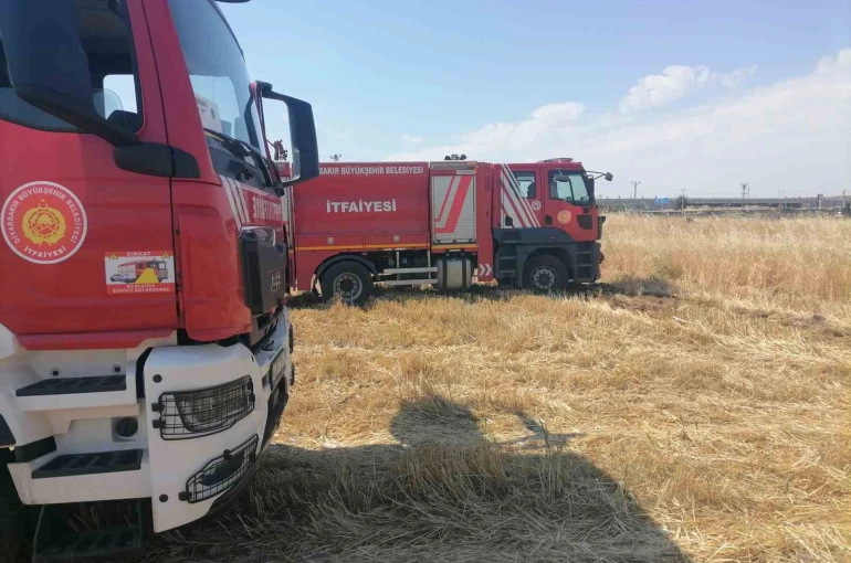 Diyarbakır’da anız yangınlarına itfaiye ekiplerinden müdahale