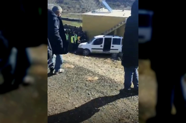 Diyarbakır’da araç evin duvarına çarptı: 2 yaralı