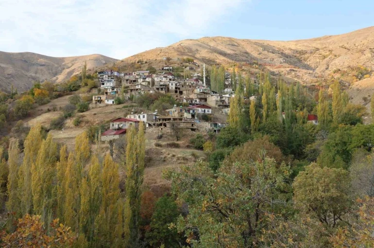 Diyarbakır’da asırlık kerpiç evler arasında renk cümbüşü