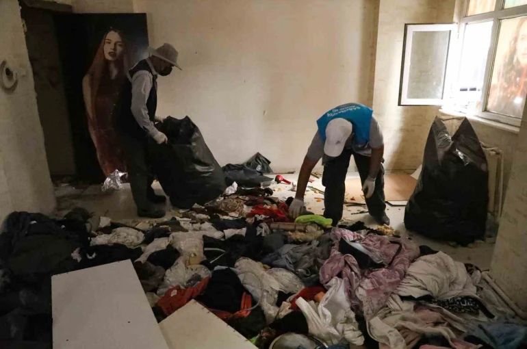 Diyarbakır’da bir evden 3 kamyon çöp çıkartıldı