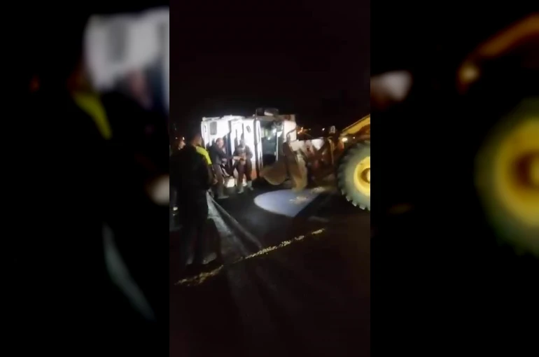 Diyarbakır’da buğday yüklü tır devrildi, yol saatlerce kapalı kaldı 