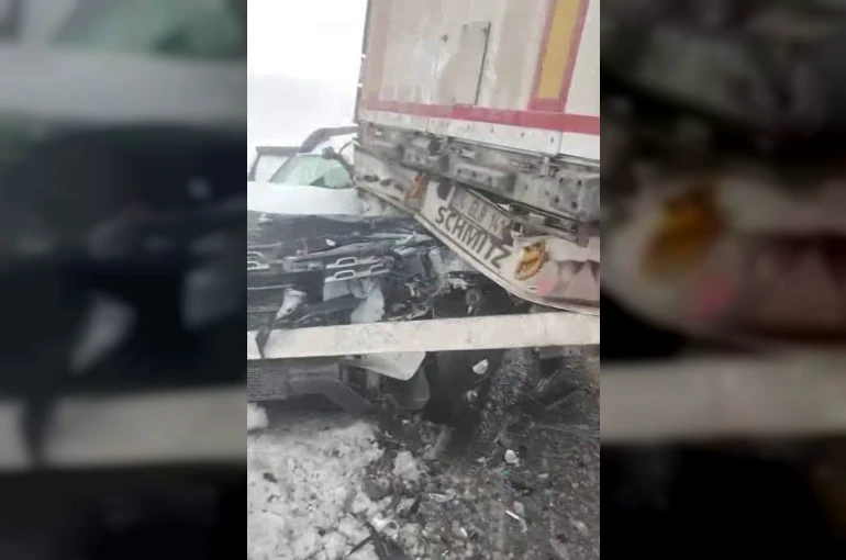 Diyarbakır’da buz tutan yolda zincirleme kaza: 3 yaralı