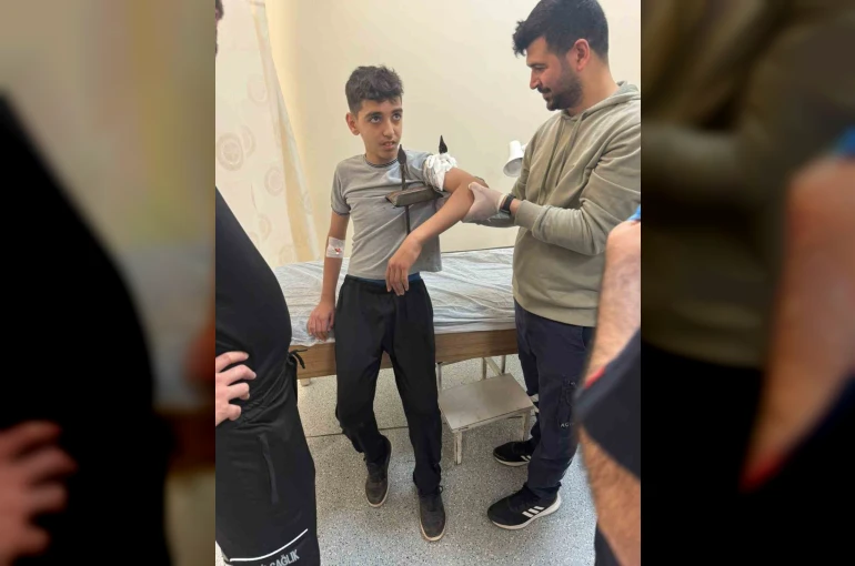 Diyarbakır’da demir korkuluk, küçük çocuğun koluna saplandı