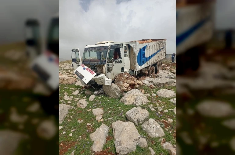 Diyarbakır’da freni boşan hafriyat kamyonu taşlara çarptı: 1 yaralı