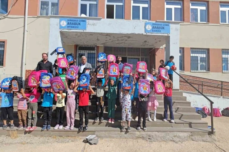 Diyarbakır’da hayırseverlerden 82 okuldaki öğrencilere kırtasiye malzemesi desteği