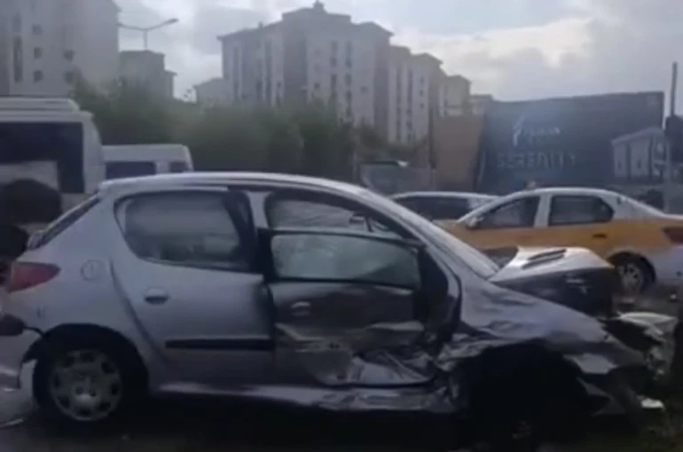 Diyarbakır’da iki otomobil çarpıştı: 3 yaralı