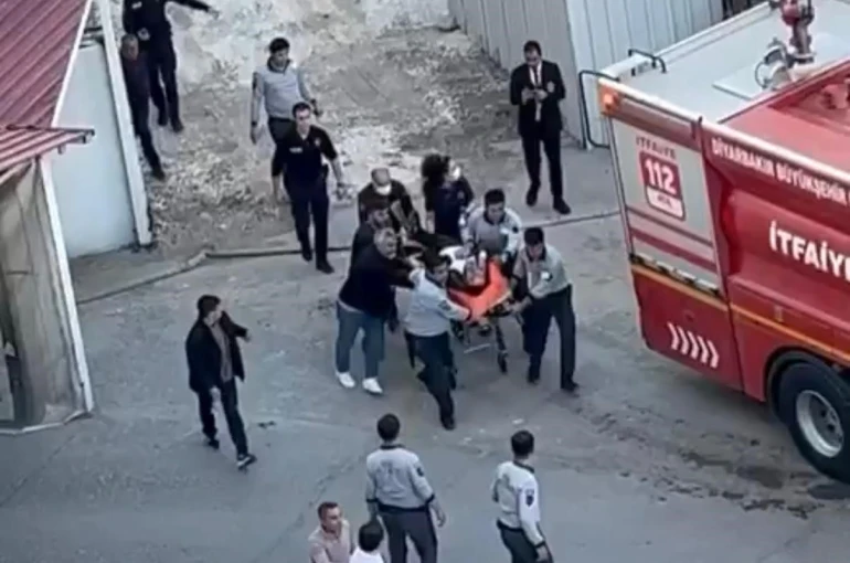 Diyarbakır’da inşaat halindeki otelde yangın: 13 kişi dumandan etkilendi