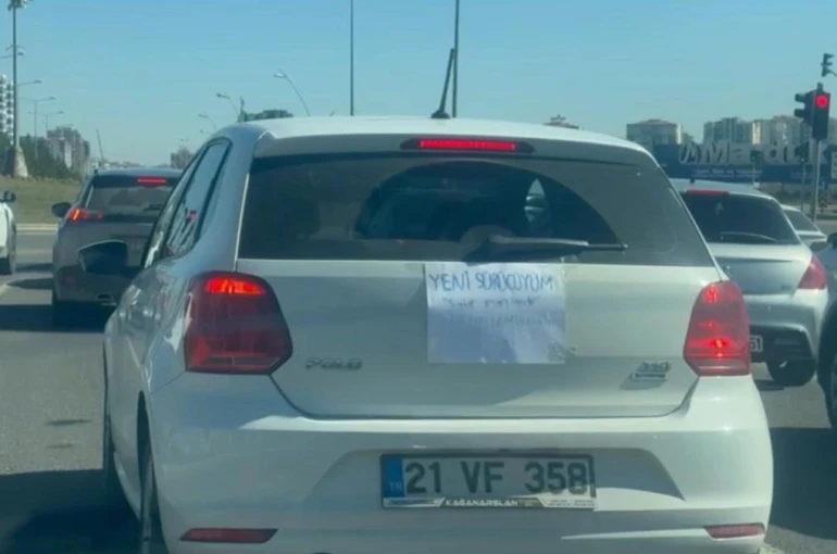 Diyarbakır’da kadın sürücü ’yeni sürücüyüm, sabır imandandır’ yazısıyla trafiğe çıktı