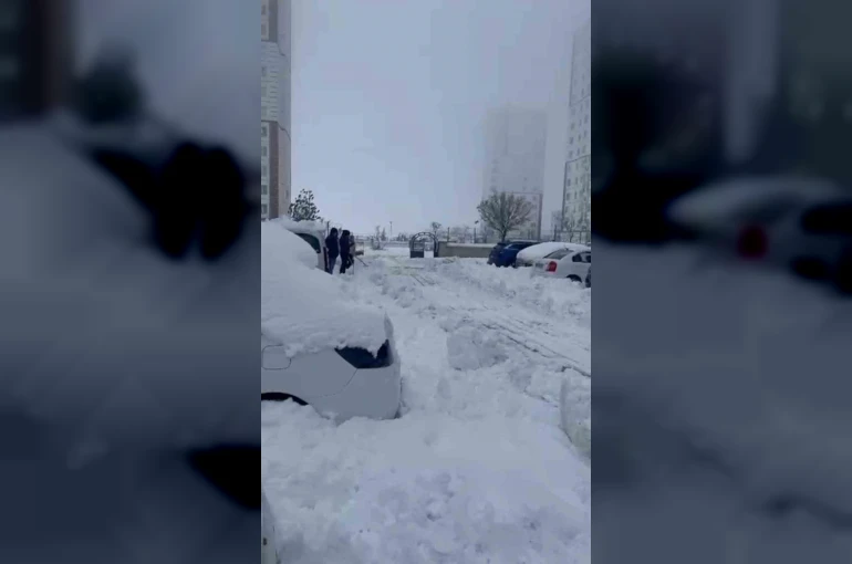 Diyarbakır’da kar esareti: Site sakinleri kiraladıkları kepçeyle yollarını açtı