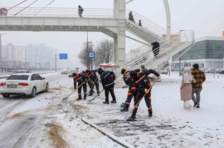 Diyarbakır’da kar ve buzlanmaya karşı 850 personel sahada çalışıyor