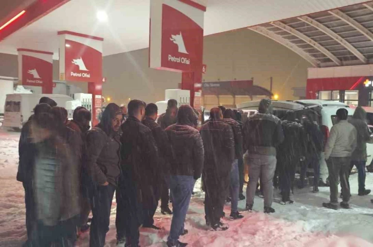 Diyarbakır’da karda mahsur kalanlara sıcak çorba desteği