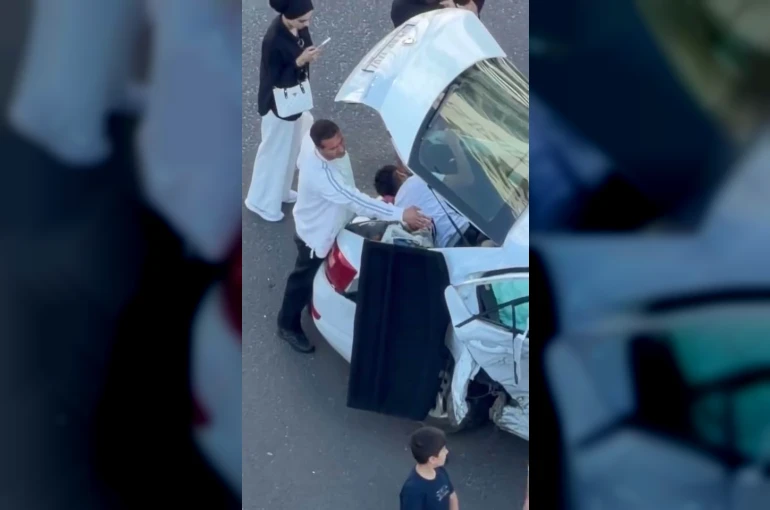 Diyarbakır’da kazada yaralılar otomobilin içinde sıkıştı