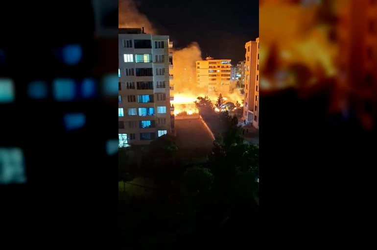 Diyarbakır’da korkutan yangın: Geceyi gündüze çeviren alevler apartmanlara sıçramadan söndürüldü