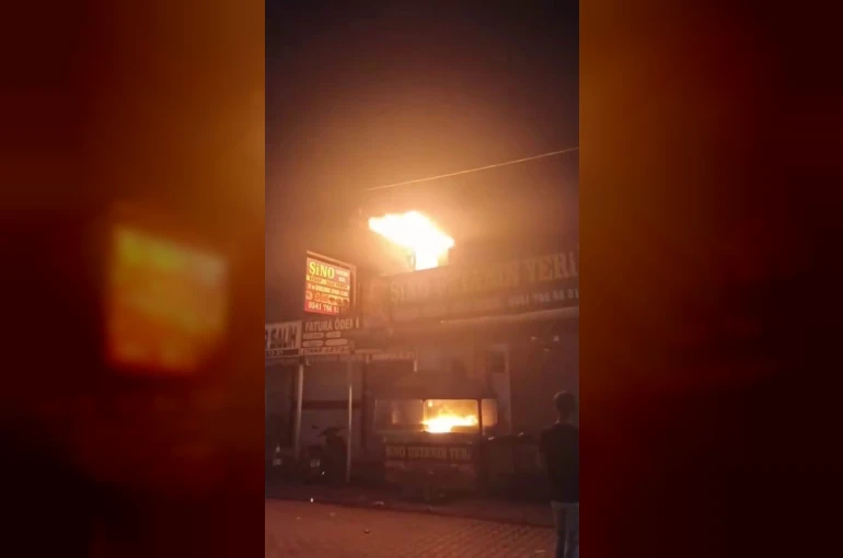 Diyarbakır’da lokanta alevlere teslim oldu