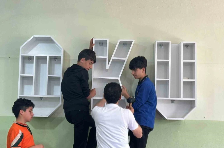 Diyarbakır’da meslek lisesi öğrencileri kardeş okullara kitaplıklar tasarladı