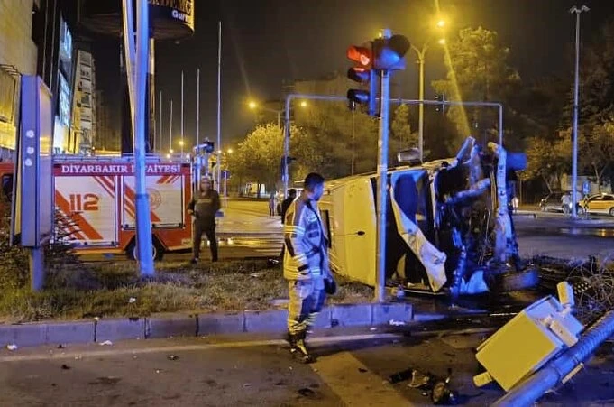 Diyarbakır’da minibüs devrildi: 4 yaralı