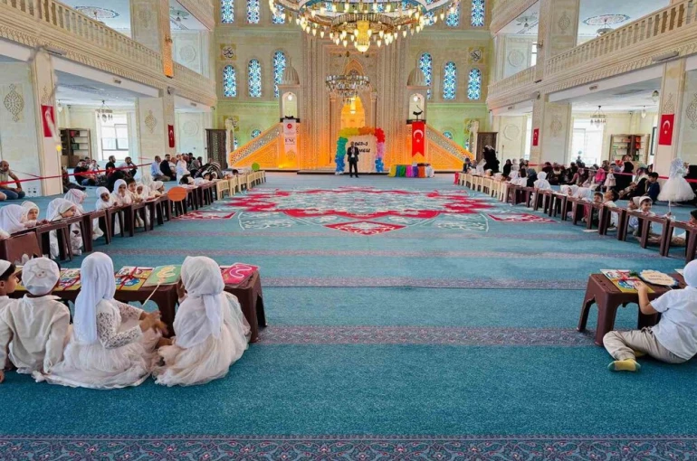 Diyarbakır’da minik öğrenciler Kur’an-ı Kerim öğrenmeye ilk adımlarını attı