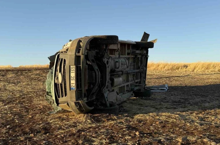 Diyarbakır’da öğrenci servisi ile otomobil çarpıştı: 9 yaralı