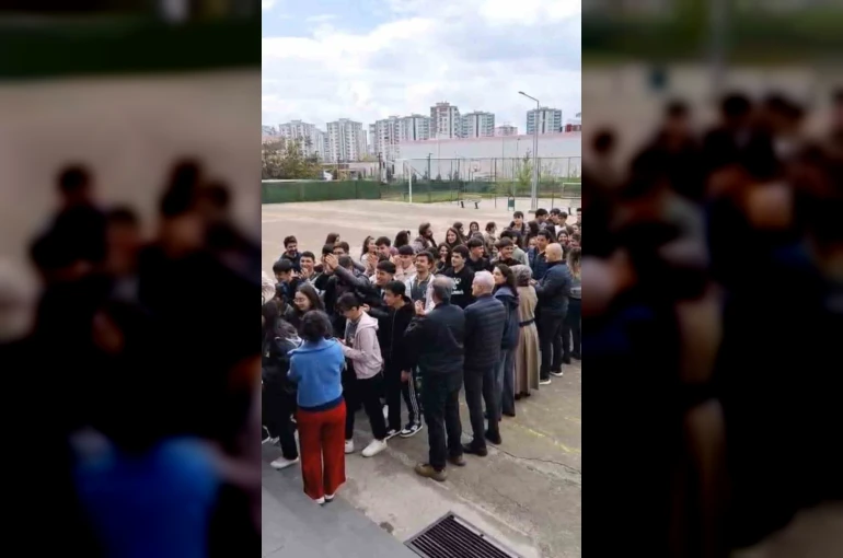 Diyarbakır’da öğrenciler, öğretmenlerini çiçeklerle karşılayıp sarıldı