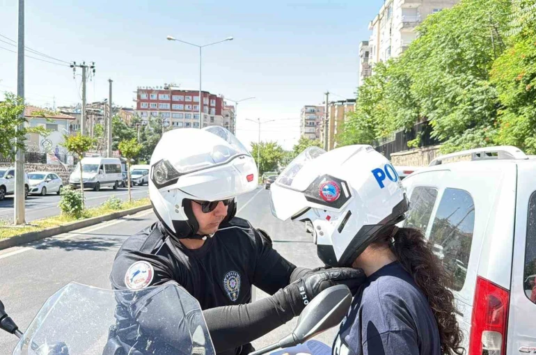 Diyarbakır’da okulları karıştıran öğrenciler son dakikalarda polis eşliğinde yetişti