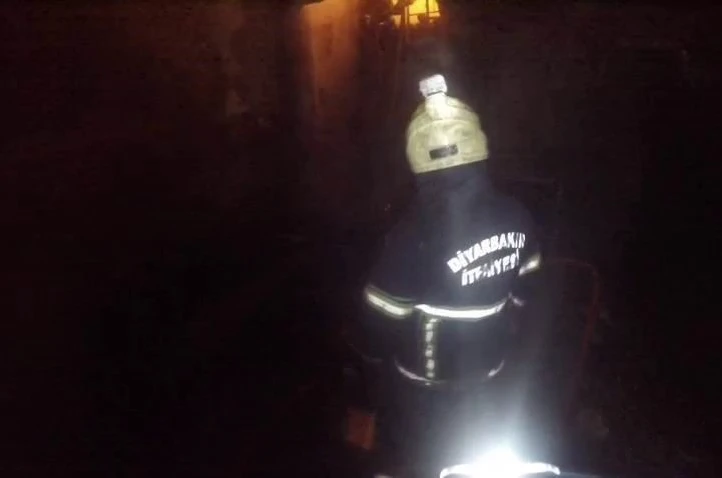 Diyarbakır’da oto tamircideki yangın kask kamerasına yansıdı