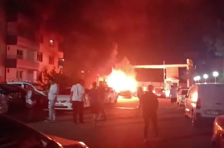 Diyarbakır’da park halindeki araç alev topuna döndü 