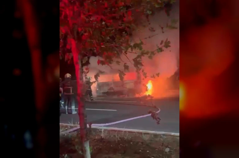 Diyarbakır’da park halindeki minibüs alevlere teslim oldu