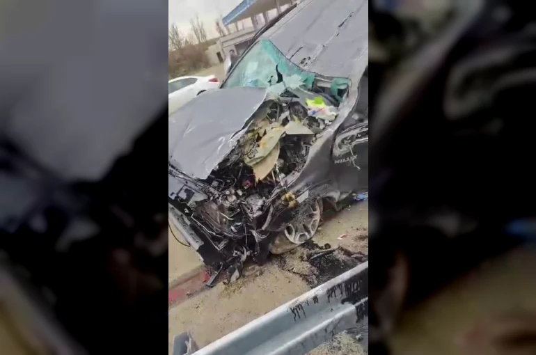 Diyarbakır’da pikap bariyerlere ok gibi saplandı: 2 yaralı