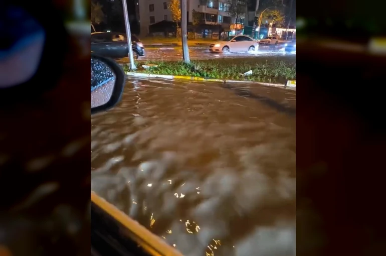 Diyarbakır’da sağanak yolları göle çevirdi