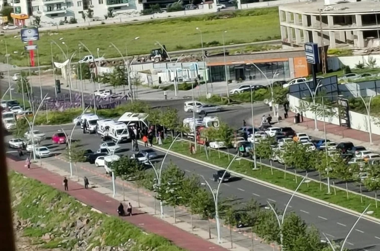 Diyarbakır’da şehir içi minibüs ile otomobil çarpıştı: 5 yaralı