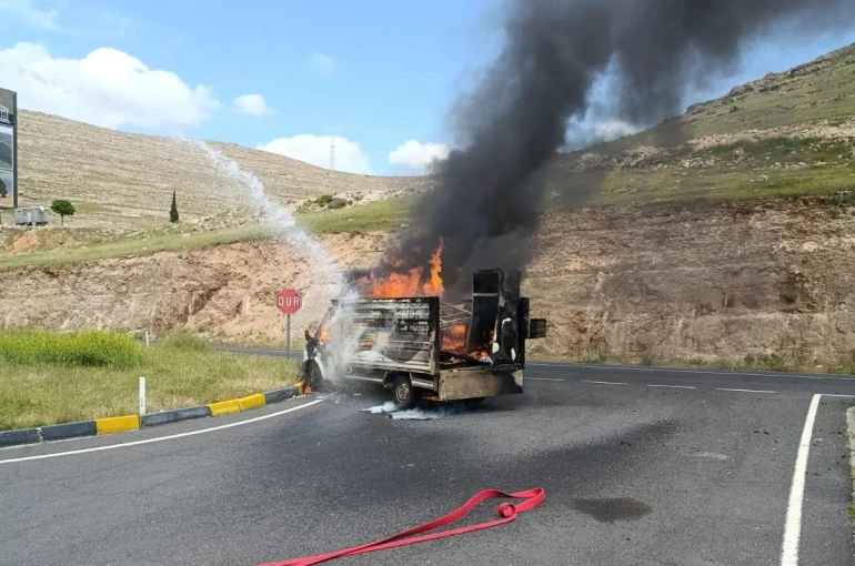 Diyarbakır’da seyir halindeki kamyonet alev topuna döndü