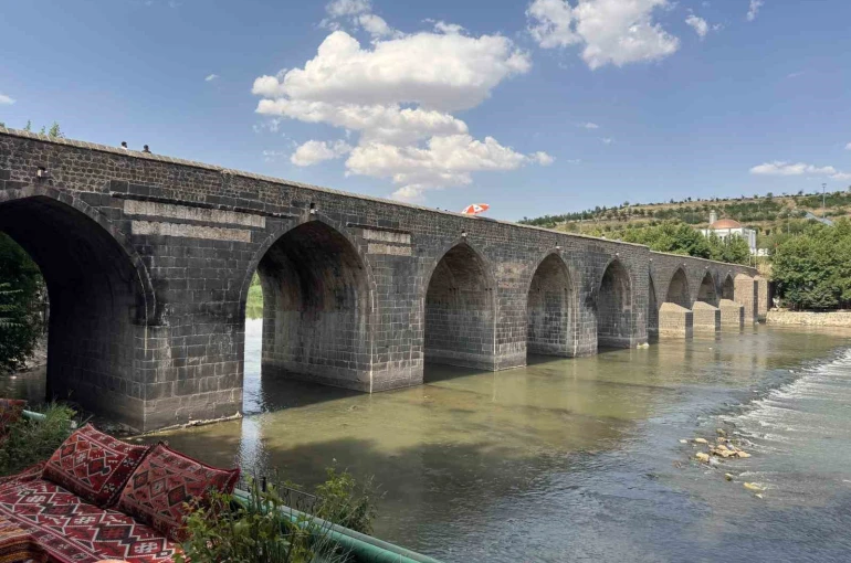 Diyarbakır’da sıcaklığın 40 dereceyi bulmasıyla tarihi mekanlar boş kaldı