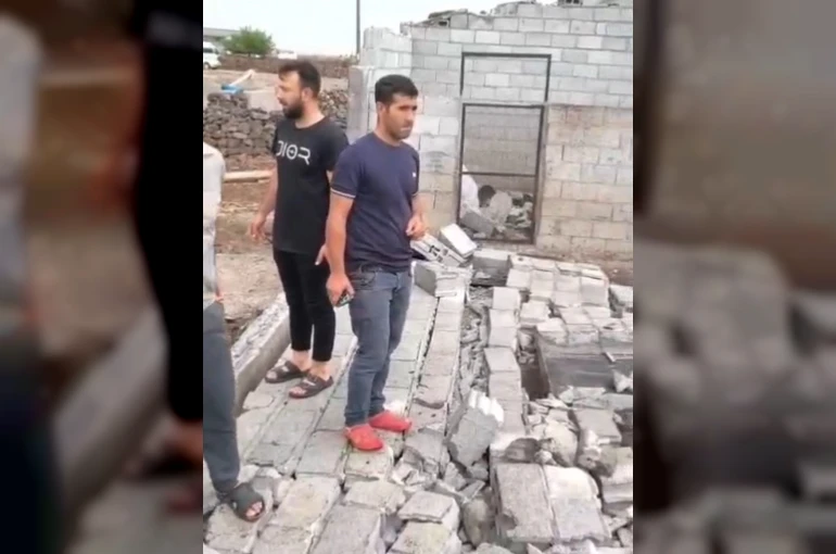 Diyarbakır’da şiddetli rüzgarda duvar yıkıldı, ahır çatısı çöktü