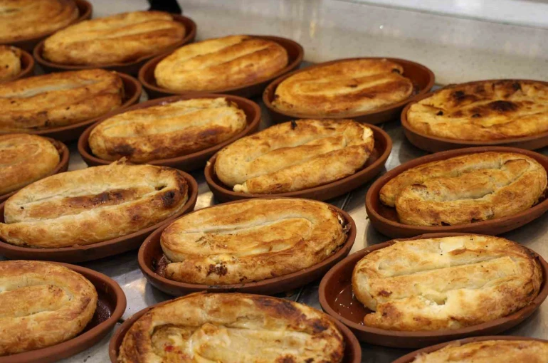 Diyarbakır’da tandırda çömleklerde pişirilen yeni lezzet börek talep görüyor