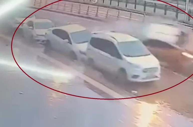 Diyarbakır’da ticari taksinin 3 otomobile çarptığı kaza kamerada