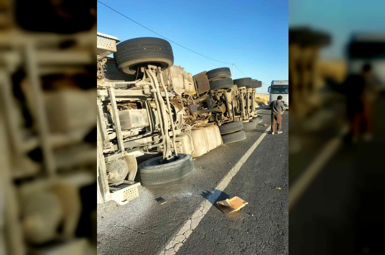 Diyarbakır’da tır şarampole devrildi: 1 yaralı