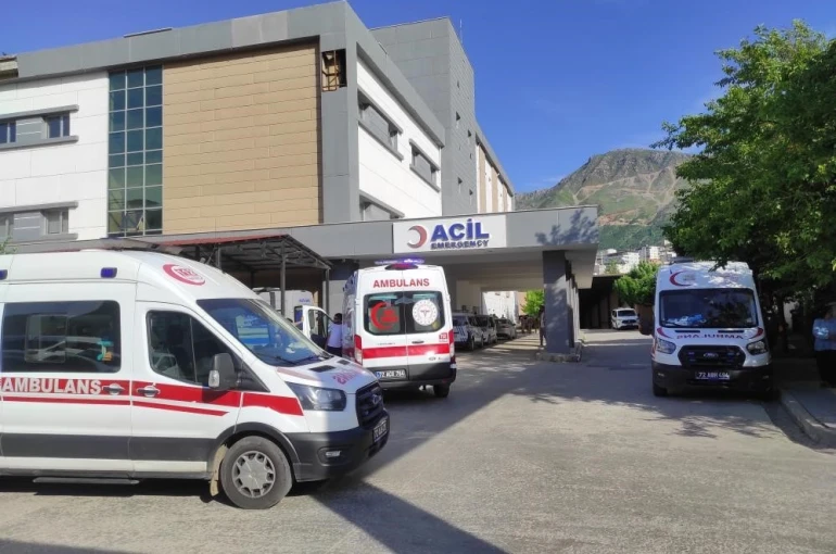 Diyarbakır’da trafik kazası: Anne ve oğlu hayatını kaybetti, 4 kişi yaralandı