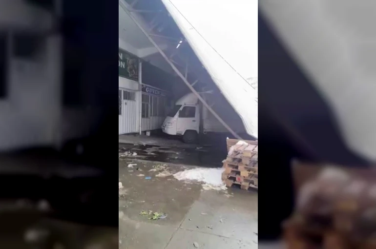 Diyarbakır’da yoğun kar çatıları devirdi