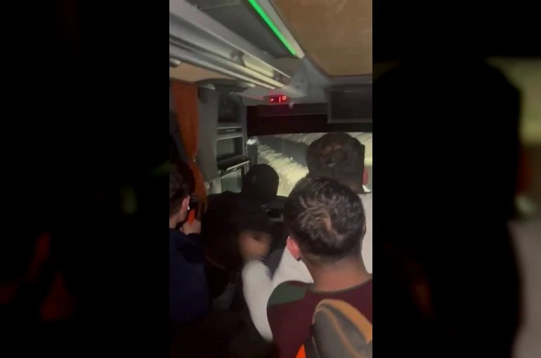Diyarbakır’da yolcu otobüsünün devrilme anı kameralara yansıdı