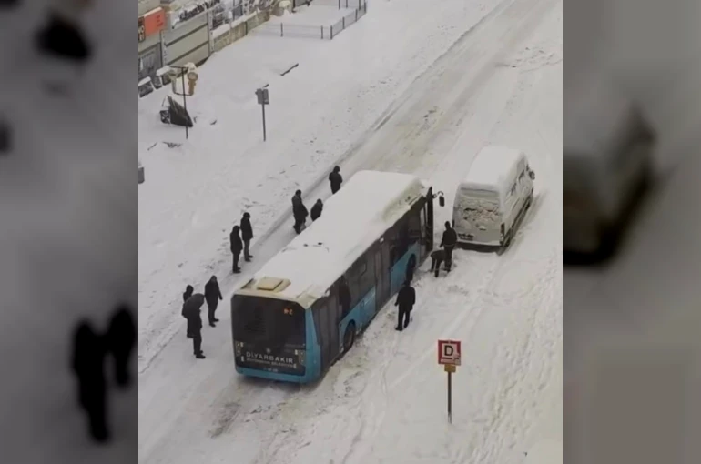 Diyarbakır’da yolda kalan halk otobüslerini vatandaşlar itti