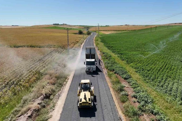 Diyarbakır’ın Çınar ve Bismil ilçesini birbirine bağlayan yol asfaltlanıyor