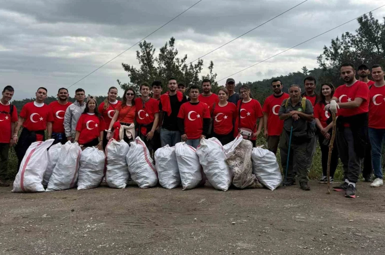 Doğa için yürüyen gençler 40 çuval çöp topladı