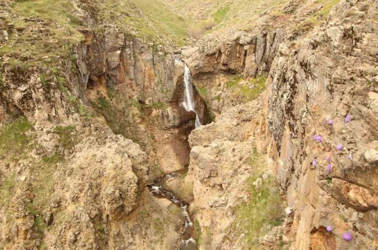 Doğanın bir armağanı gibi duran şelale görenleri mest etti