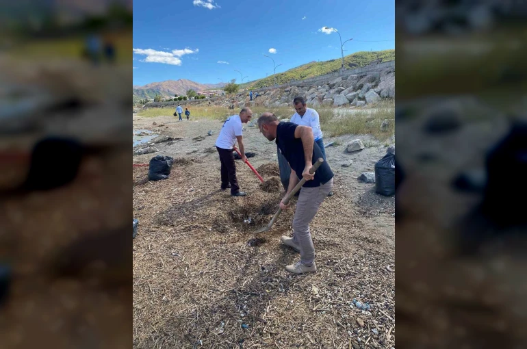Doğaseverler Van Gölü sahilini temizledi