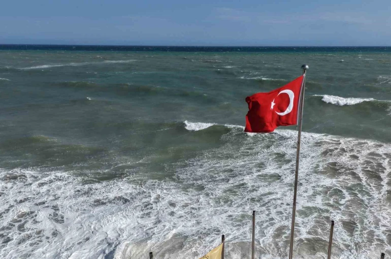 Doğu Akdeniz’de kuvvetli rüzgar: Dalgalar kıyıları dövüyor