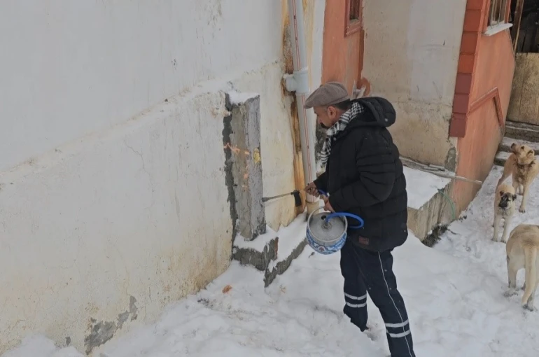 Doğu buz kesti: Donan su şebekeleri pürmüzle ısıtılmaya çalışıldı