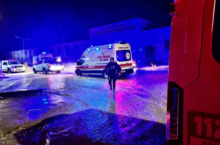 Doğuma giderken göle dönen yolda mahsur kalan kadının yardımına itfaiye yetişti