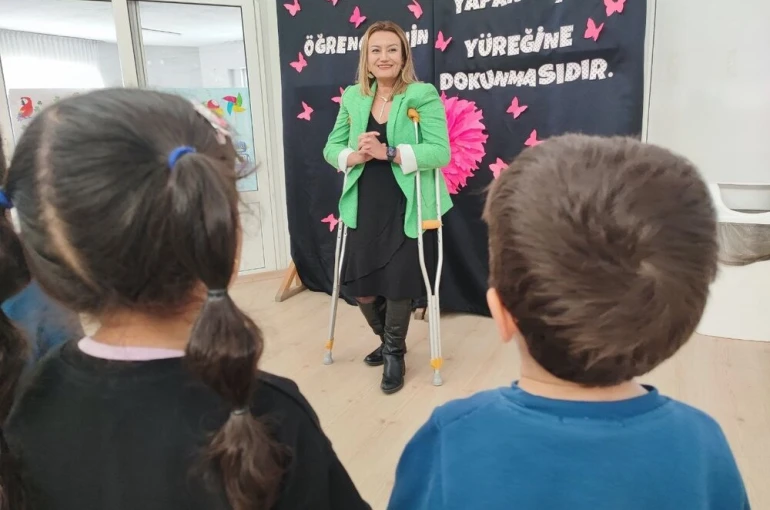 Doğuştan koltuk değneğine mahkumdu, yılmadı öğretmen oldu
